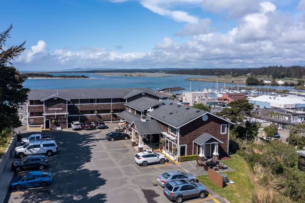 Bandon Inn hilltop exterior overlooking Bandon Old Town and the Coquille River on the southern Oregon Coast