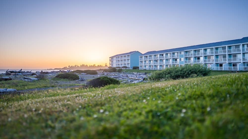Beachfront Inn oceanfront resort at sunset on the southern Oregon Coast in Brookings