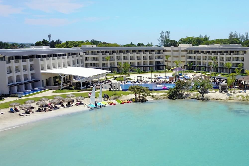 Jamaica all-inclusive resort beach and Caribbean Sea